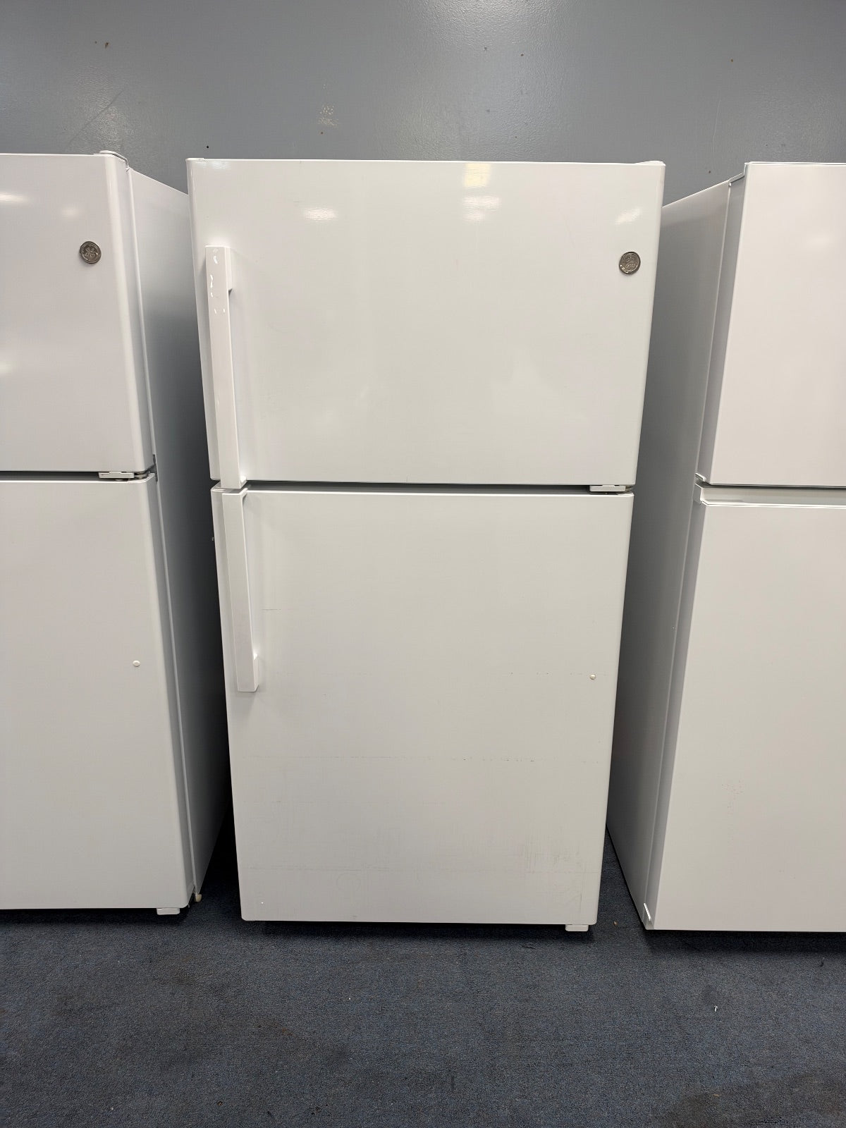 GE — Top-Freezer, 22 cu ft — White