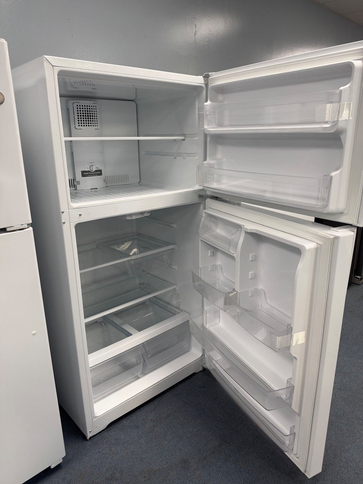 GE — Top-Freezer, 22 cu ft — White