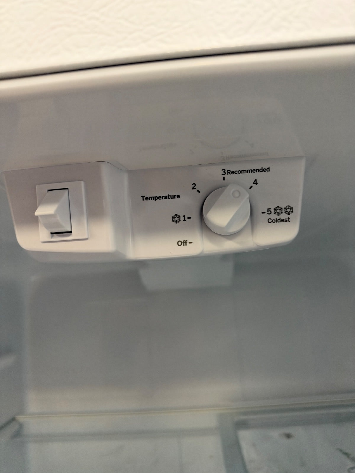 GE — Top-Freezer, 22 cu ft — White