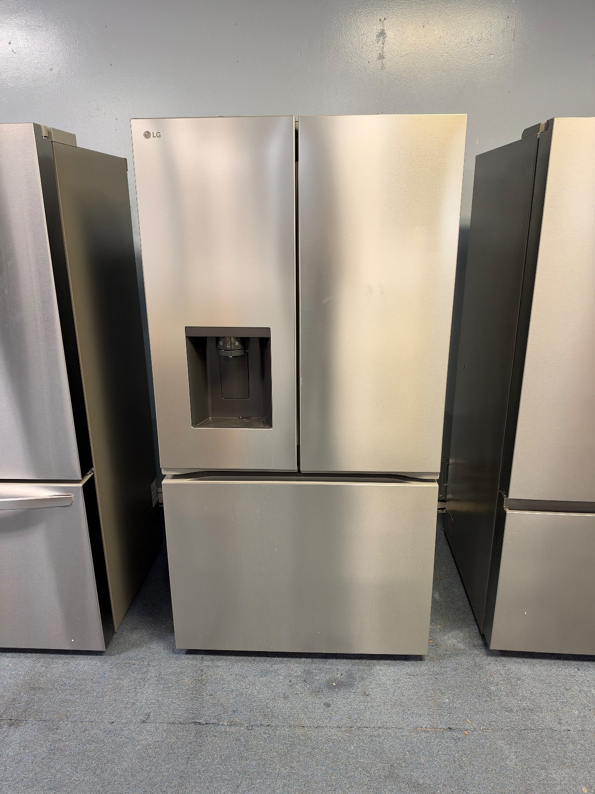 LG - fingerprint-resistant Refrigerator